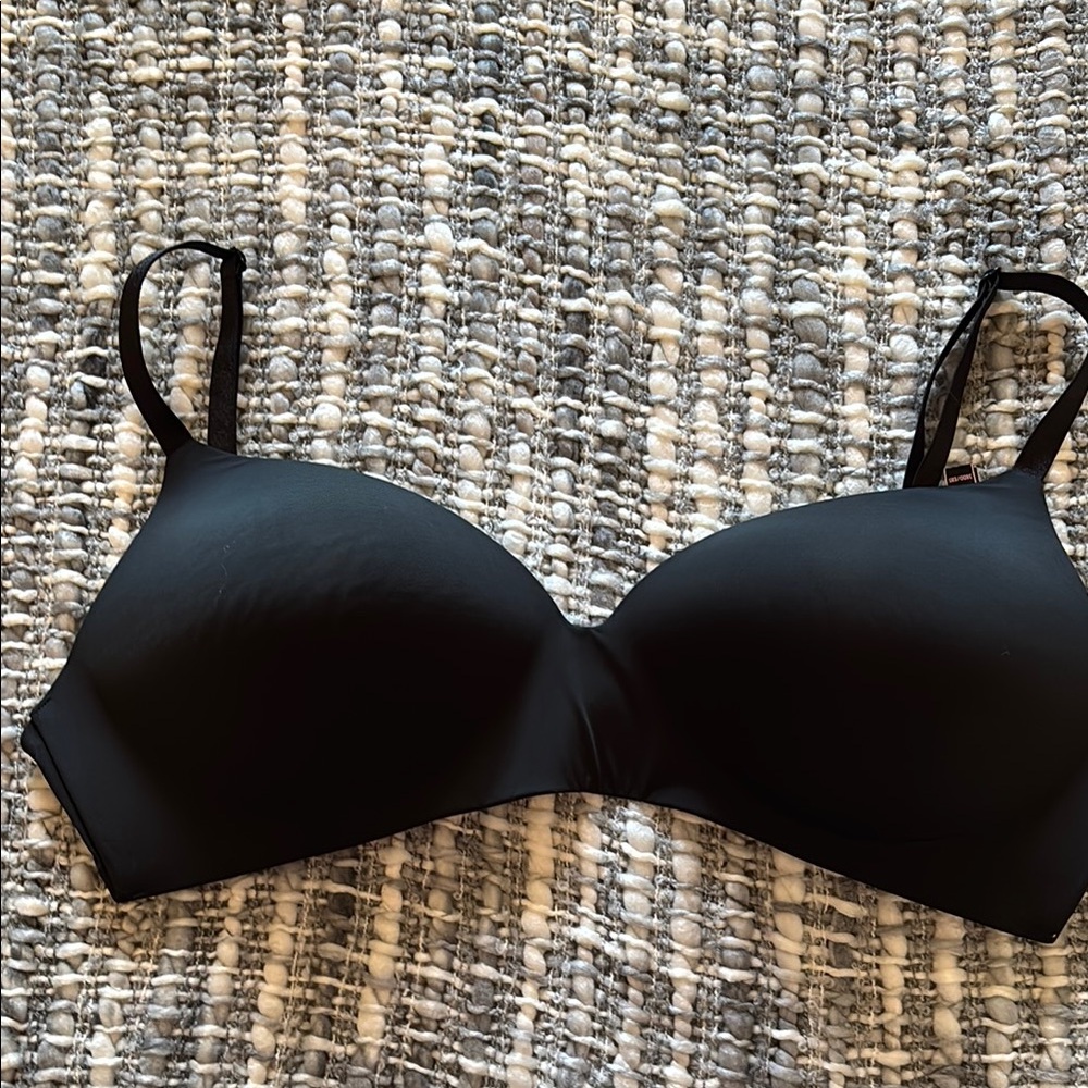 Victoria Secret Black Wireless Bra with Adjustable Straps and Molded Cups SZ 38D